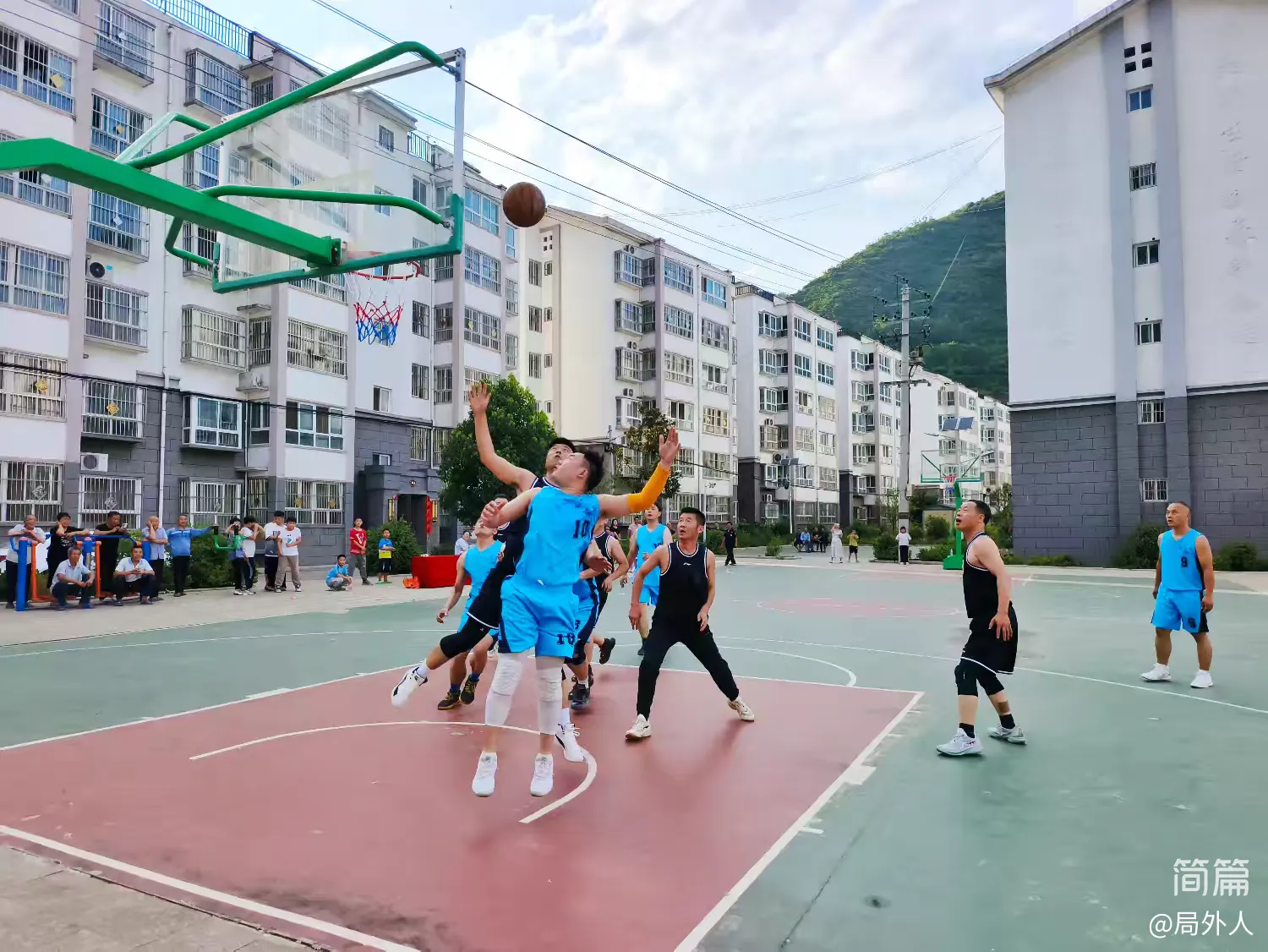 南极洲篮球友谊赛场，热情激烈角逐
